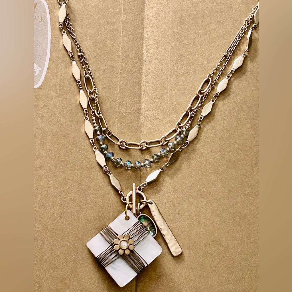 Necklace Avon Mother Of Pearl Flower, Faux Pearls & Crystals. 18â W 3â Drop